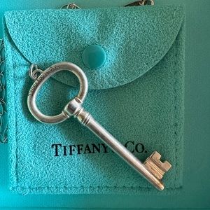 ☀️Tiffany & Co Key pendant with chain ☀️